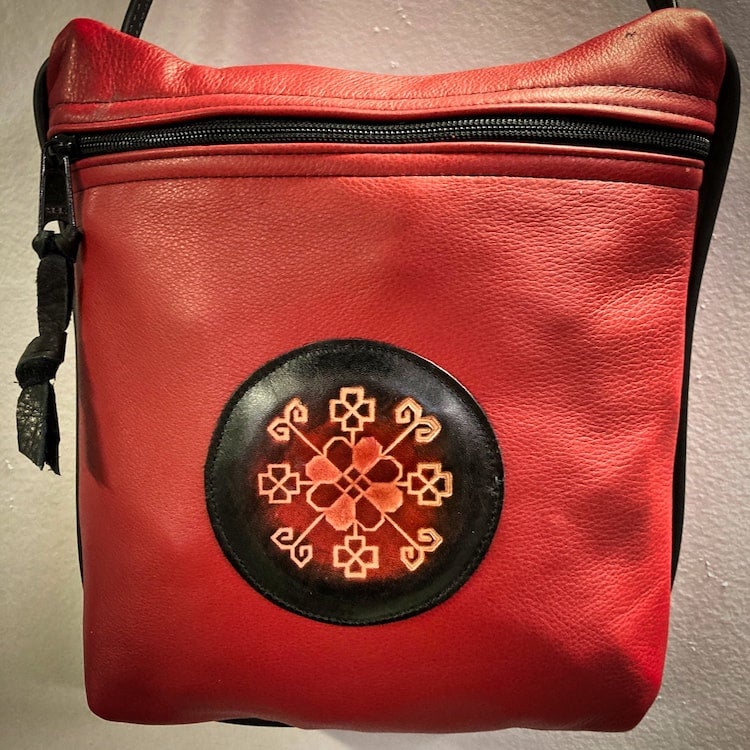 What is the brand name for this logo found on canvas messenger bag? :  r/Whatisthis